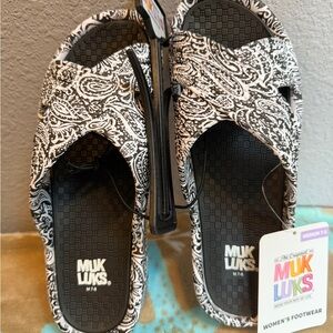 Muk Luks Black and White Paisley Slides~Size 7-8~NEW in packaging